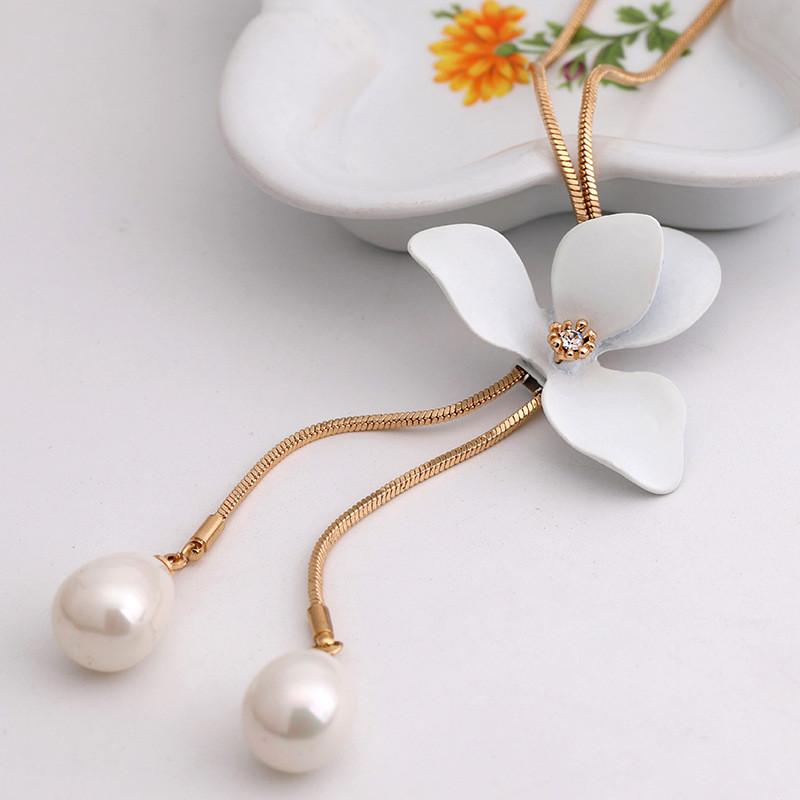 Fashionable Long Snake Chain Necklace With Exquisite Flower Pendant Ideal For Womens Autumn Winter Wardrobe белый