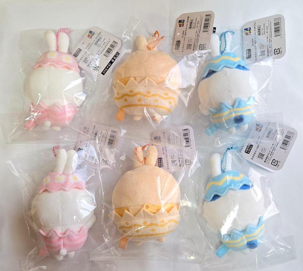 Sein Oster-Maskottchen mit dem Chiikawa Hachiware Hasen-Maskottchen.