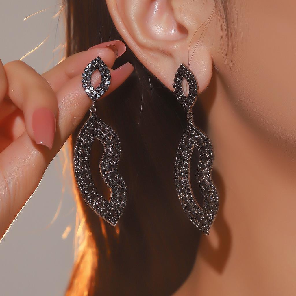 Fashion Luxury Shiny Rhinestone Long Earrings Geometric Hollow Lip Print Shape Pendant Female Earrings 1 Pair