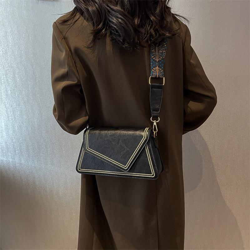 Vintage Retro Small Bag 2024 Autumn And Winter New Women s Bag Popular Crossbody Bag Super Hot Small Square Bag Urban Simple Style Reddish Brown Black