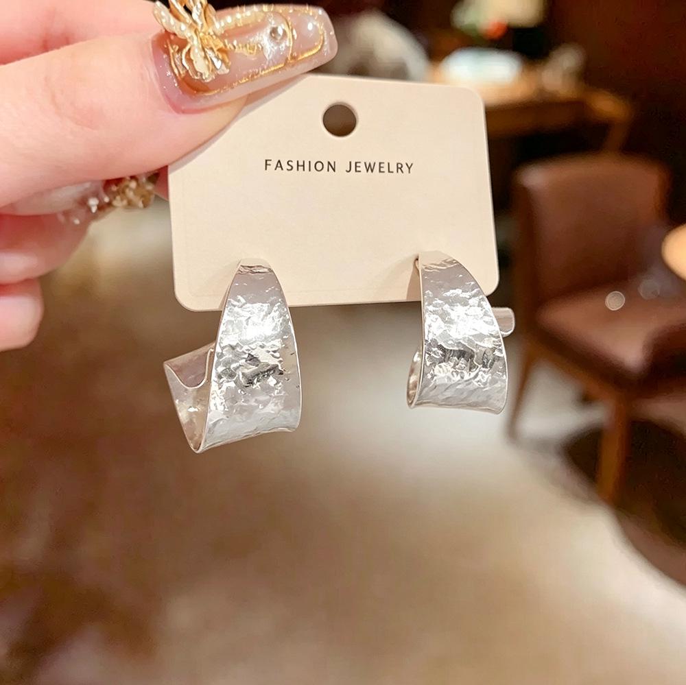 Women's U-Shaped Geometric Light Luxury Earrings - Elegant and Versatile Fashion Jewelry