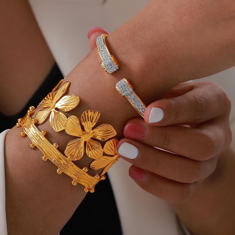18K Gold-Plated Titanium Steel Flower Bracelet with Rhinestones - Elegant, Colorfast Jewelry for Women