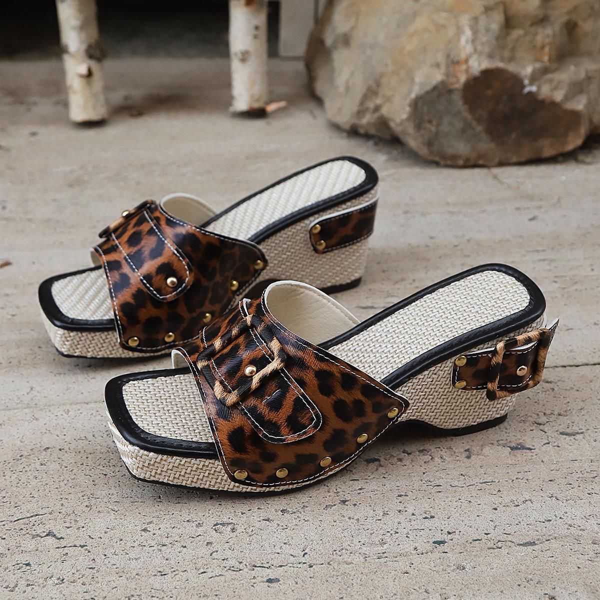 

Женские летние шлепанцы большого размера на толстом каблуке с пряжкой-заклепкой и металлической пряжкой, пляжные крутые шлепанцы 43 цветной печати леопарда