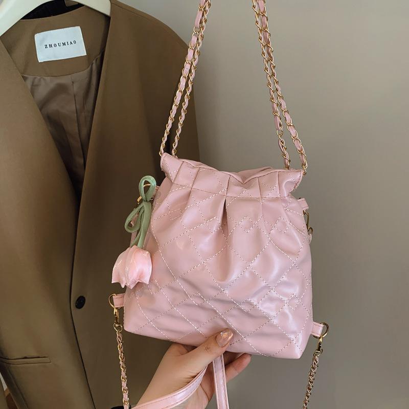 Hand carry fashionable pleated small square bag women's 2025 spring new Korean version simple shoulder bag high-end bucket women's bag