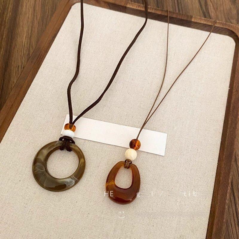 Retro Round Resin Necklace: Versatile, Fashionable High-End Clavicle Chain for Women