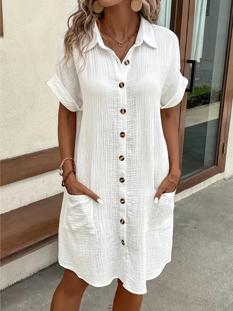 Minimalistisches Weißes Hemdblusenkleid Aus Atmungsaktivem Stoff, Mit Einem Scharfen Kragendesign und Ordentlich Angeordneten Knöpfen, Die Einen Hauch von Vintage-Charme Verleihen
