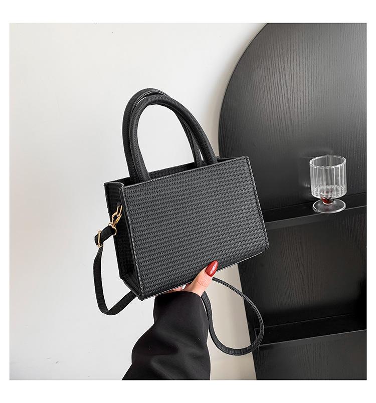 

Сумки зима 2024 года новые ретро текстура модные однотонные повседневные контрастные цвета одно плечо кроссбоди портативная маленькая квадратная женская сумка чёрный