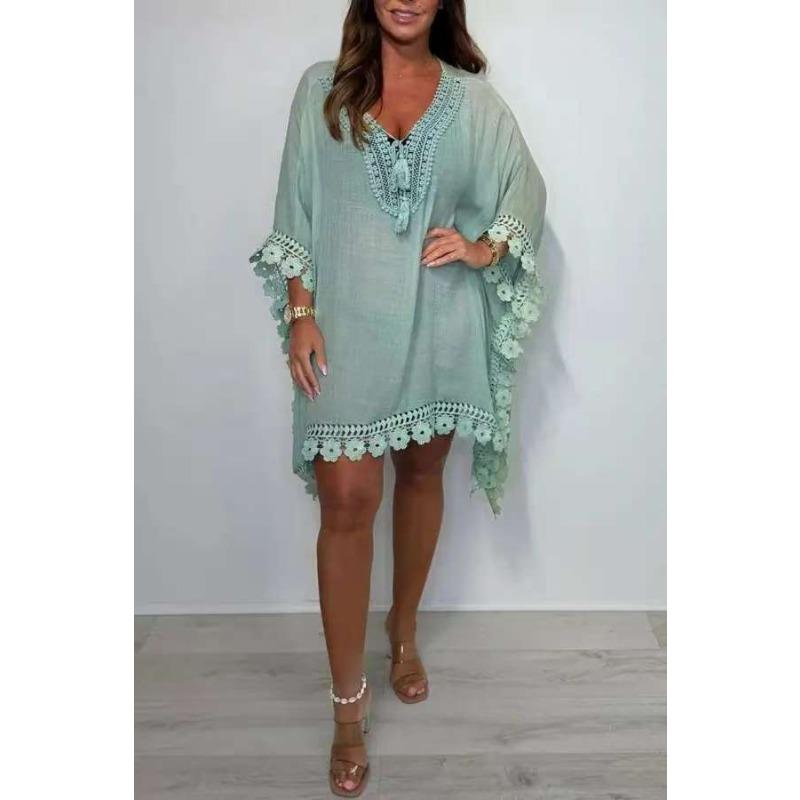 Kvinners avslappede feriekjole med flaggermusermer og utskåret kant