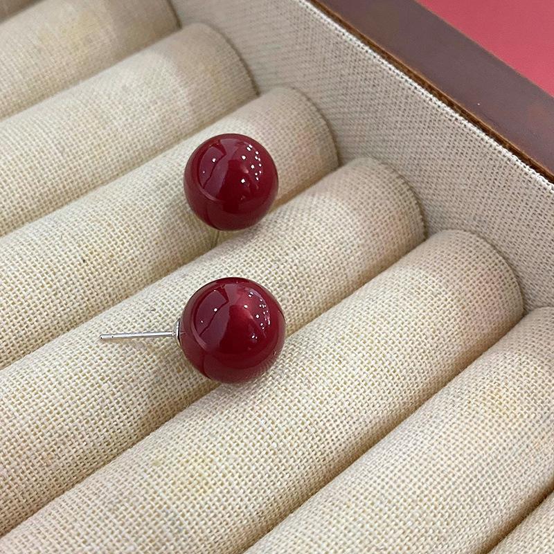 

Простые красные круглые серьги с бусинами для женщин с универсальным белым и модным темпераментом. Серьги разных размеров