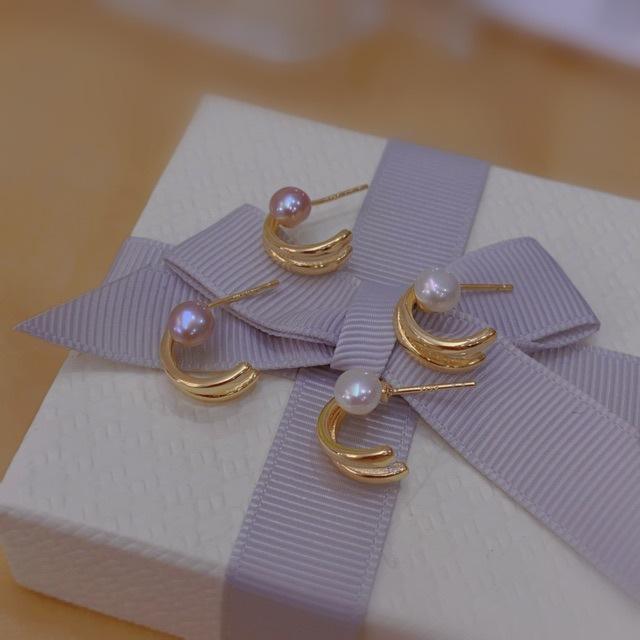 Small and Versatile Natural Freshwater Pearl Stud Earrings for Women's New Simple Daily Commuting Temperament Niche Design Earrings