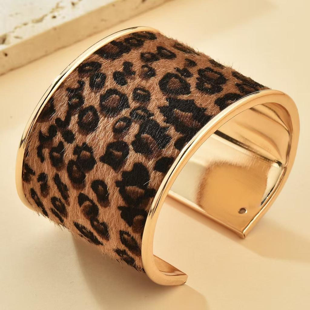 Bequemes Leopardenmuster Offenes Armband Verstellbar Breite Manschette Beflockte Textur Legierung Stilvolles Damenmode-Accessoire