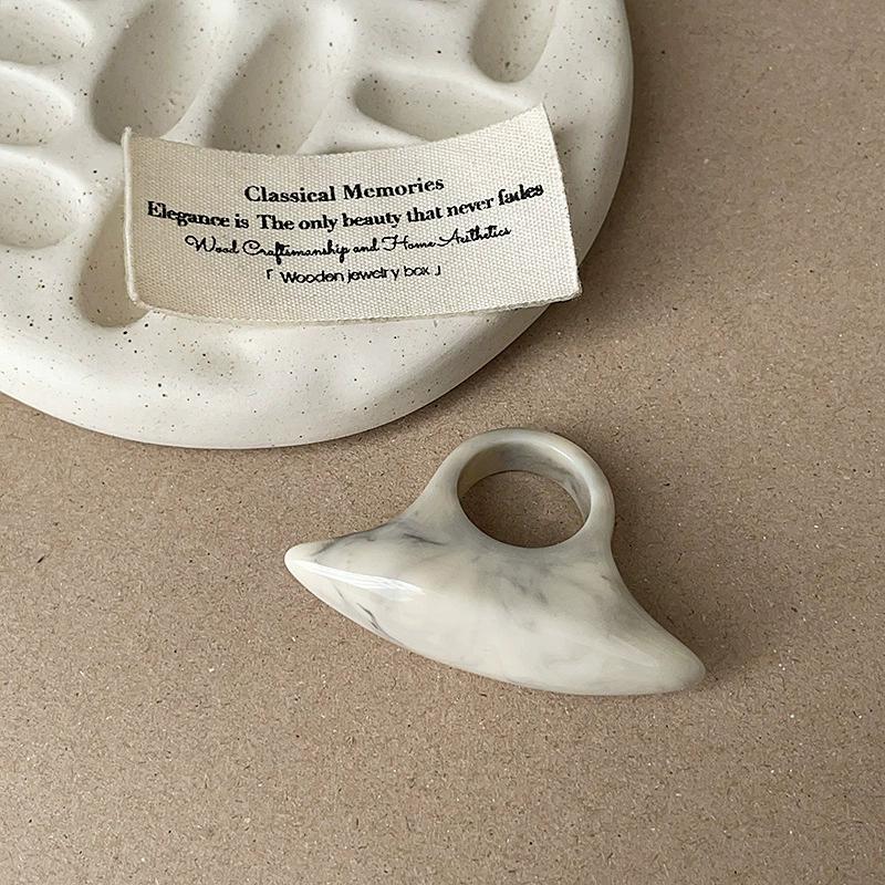 Oregelbundna Breda Stora Klumpiga Ringar för Kvinnor Vintage Akrylharts Höst Vinter Geometriska Stapelbara Finger Smycken