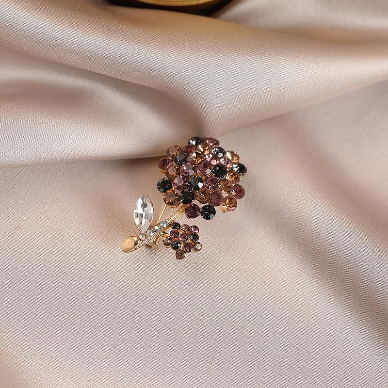 Retro Rhinestone Floral Brooch, High-end and Light Luxury Women's Versatile Brooch, Niche Design Sense Brooch