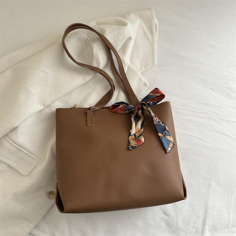 

Простая большая сумка женская 2025 модная повседневная большая вместительная сумка через плечо иностранный стиль сумка-тоут шелковый шарф ретро светло-коричневого