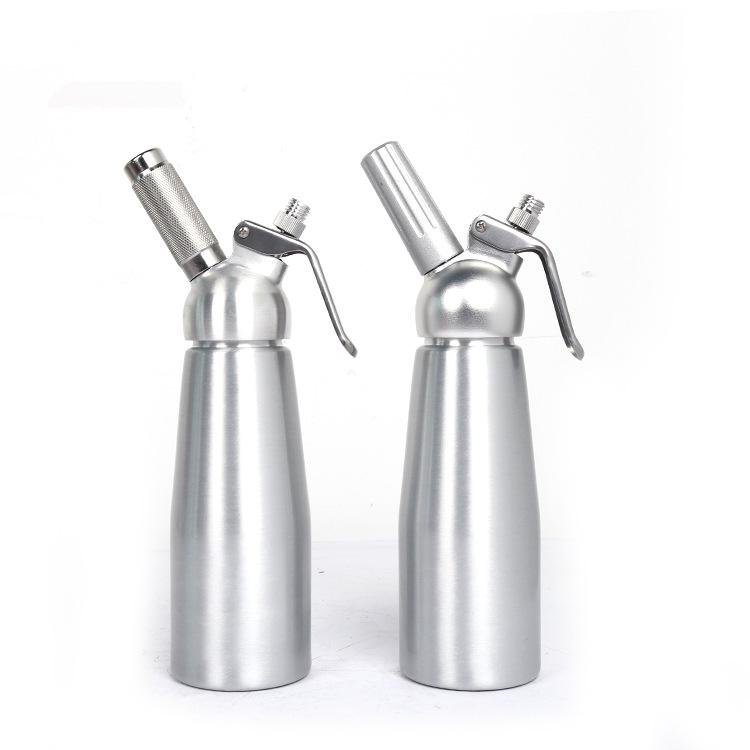 Aluminiowy pistolet do bitej śmietany i spieniacz do kawy i dekoracji ciast