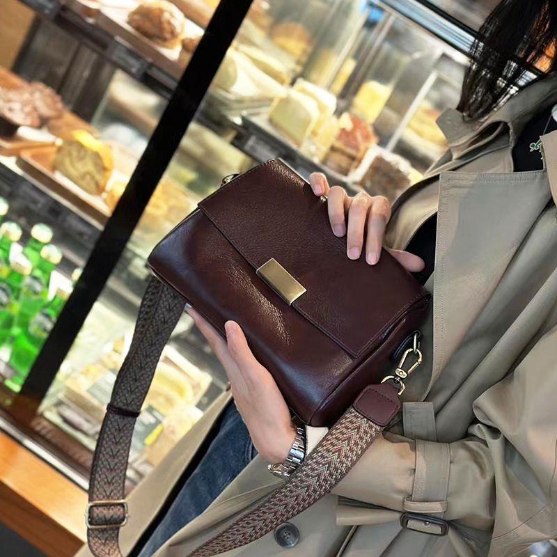 

Вместительная сумка кроссбоди с широким ремнем, женская из натуральной кожи, новинка 2024 года, для рабочей одежды, в стиле ретро, из кожи первого слоя, на плечо, подмышку, сумка-подушка Wine Brown