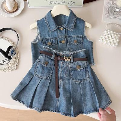Set Estivo in Denim Stile Coreano per Ragazze 2026: Gilet senza maniche sfilacciato e gonna plissettata