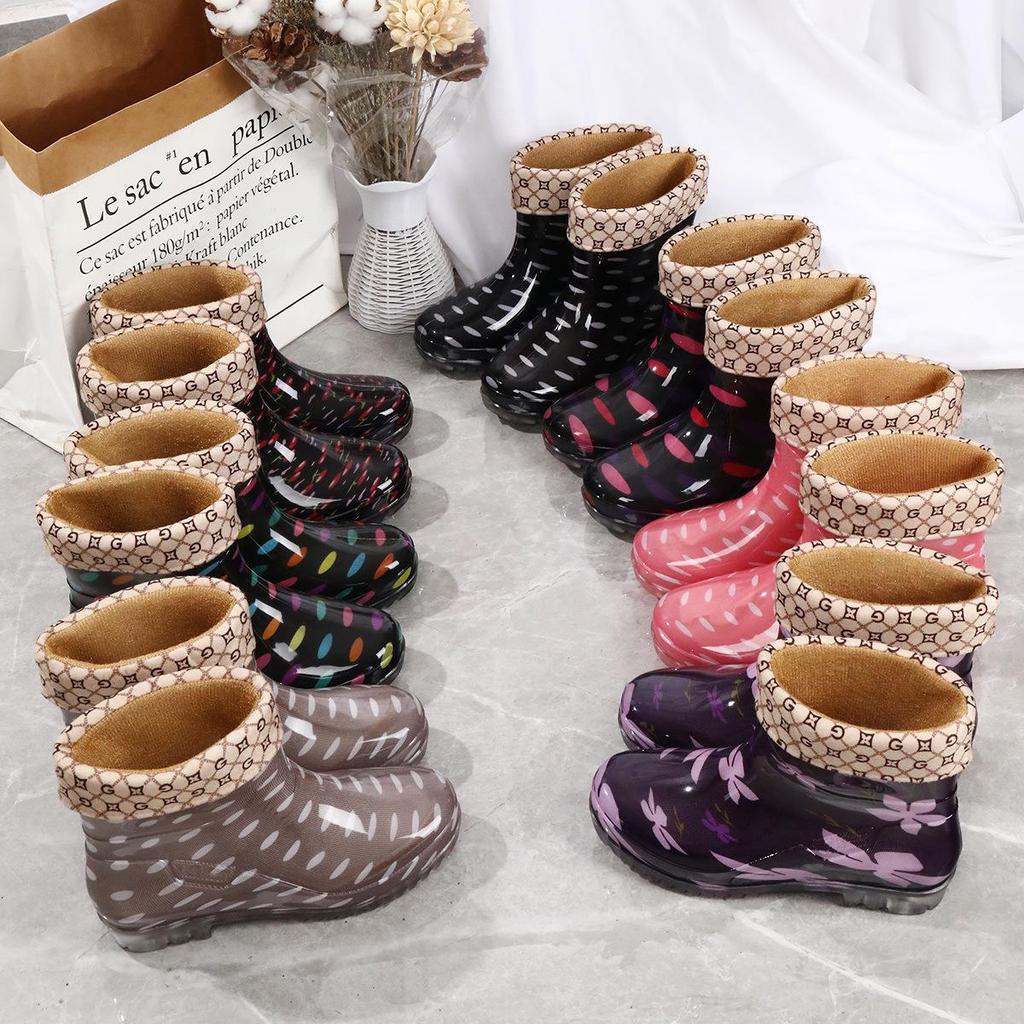 Women's Fashion Non-Slip Short Rain Boots, Waterproof Outdoor Rubber Shoes with Warm Cotton Lining.
