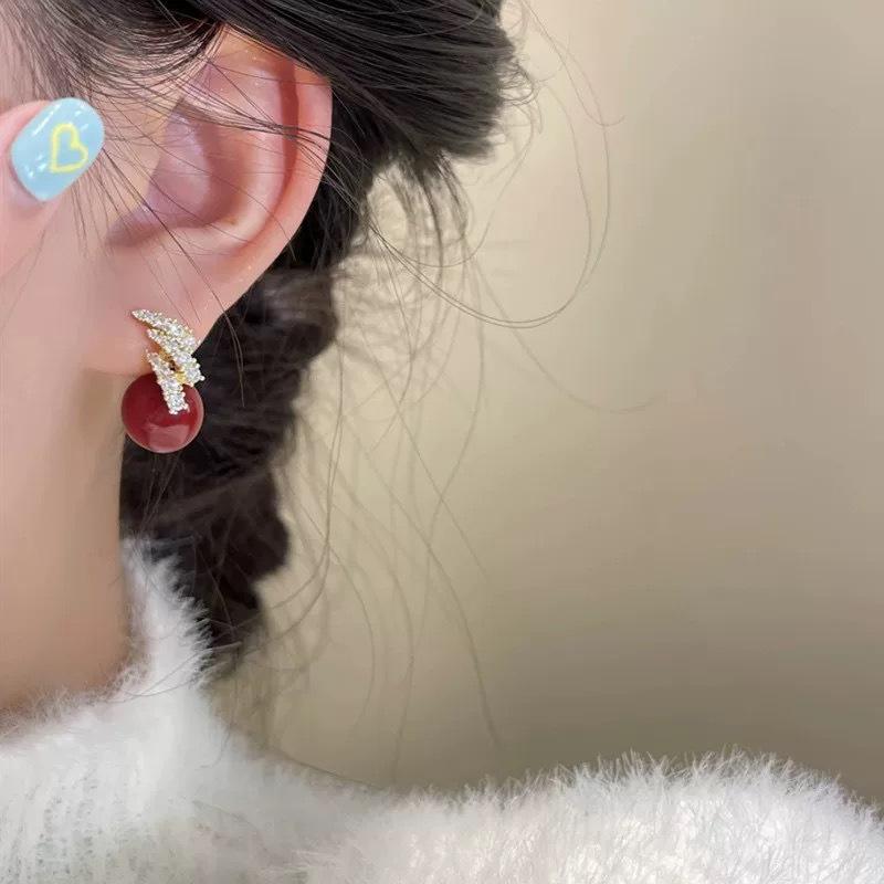 

Simple temperament Autumn and winter Ankela red pearl stud earrings Super flash zircon new ear clips No holes exquisite earrings