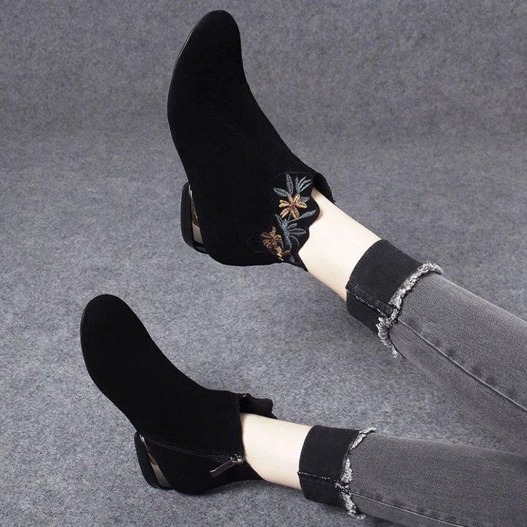 

Женские короткие ботинки с круглым носком, новые осенне-зимние, вышитые, в стиле ретро, на плоской подошве, повседневные модные ботинки 41