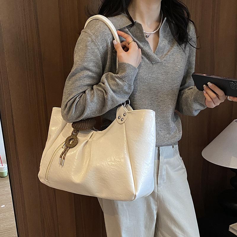 Tote Bag - Large Capacity Commuter Woman's Bag - Chic Single Shoulder Bag