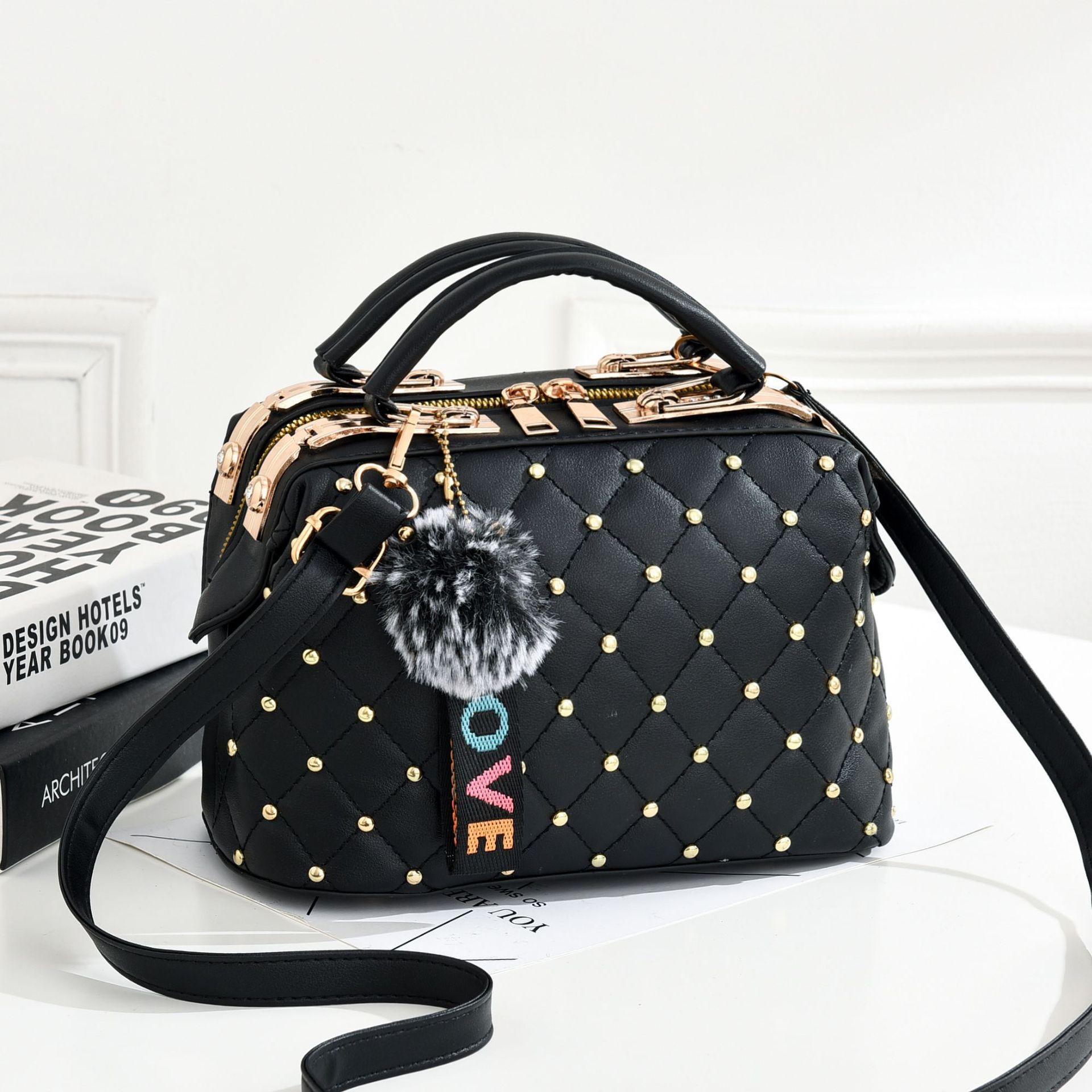 

Маленька квадратна сумка. Новий корейський стиль. Сумочки з хутряними кульками. Жіночий темперамент. Західний стиль. Сумка на плече великої місткості.