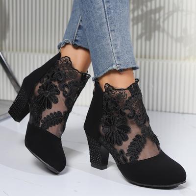 Häufig findet man hochhackige Schnürstiefeletten aus Spitze und Mesh für Damen in großen Größen, modische Stiefel mit runder Spitze und dickem Absatz.