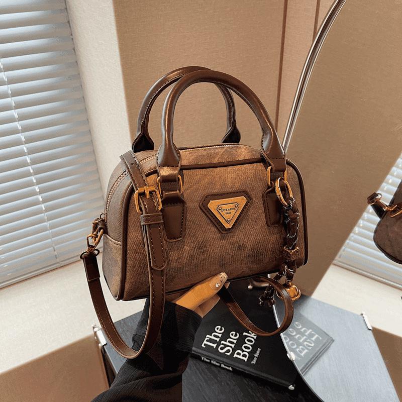 

High-end niche design bag women s new spring retro messenger bag Maillard portable bowling bag