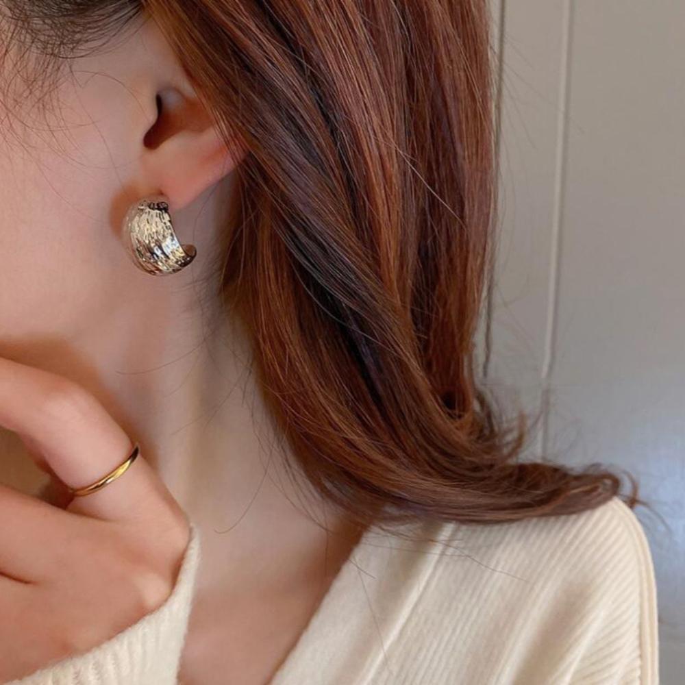 Minimalism Retro Geometric Textured Metal C-shaped Stud Earrings for Women Korean Statement Earrings Party Daily Wear Jewelry