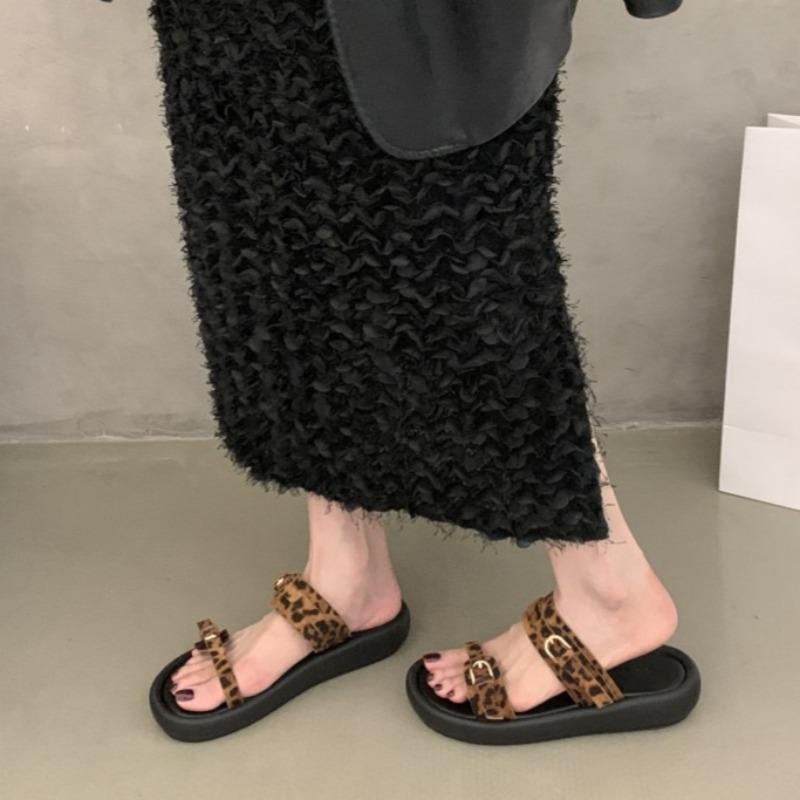 Fashion New Flat Platform Versatile Slip Beach Shoes Summer New Round Toe Open Toe Metal Buckle Soft Sole Casual Sandals