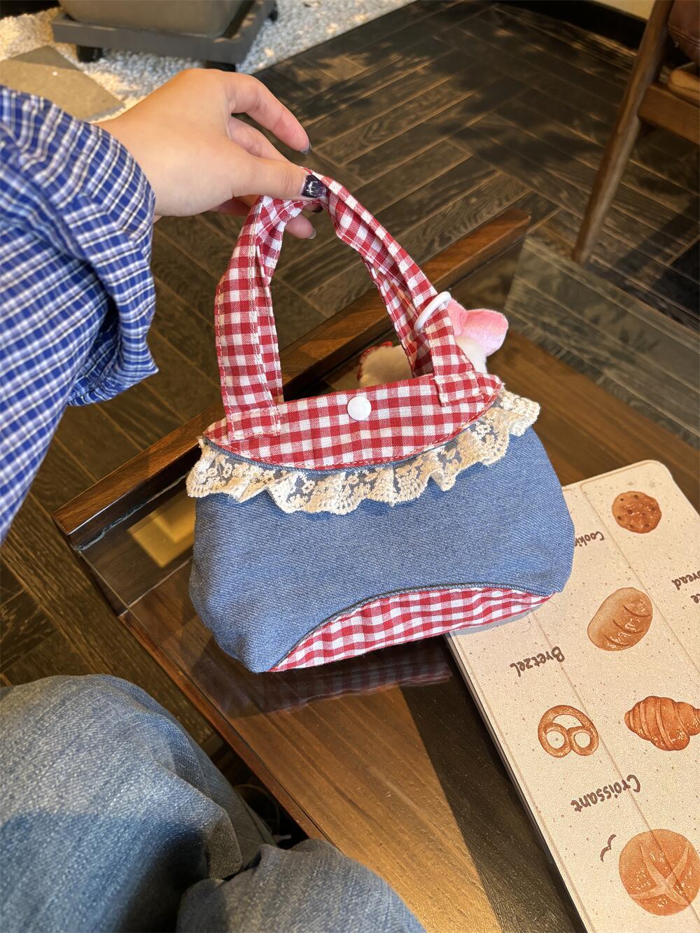 

Корейская художественная ретро-сумка в клетку с кружевной отделкой красного и синего цвета