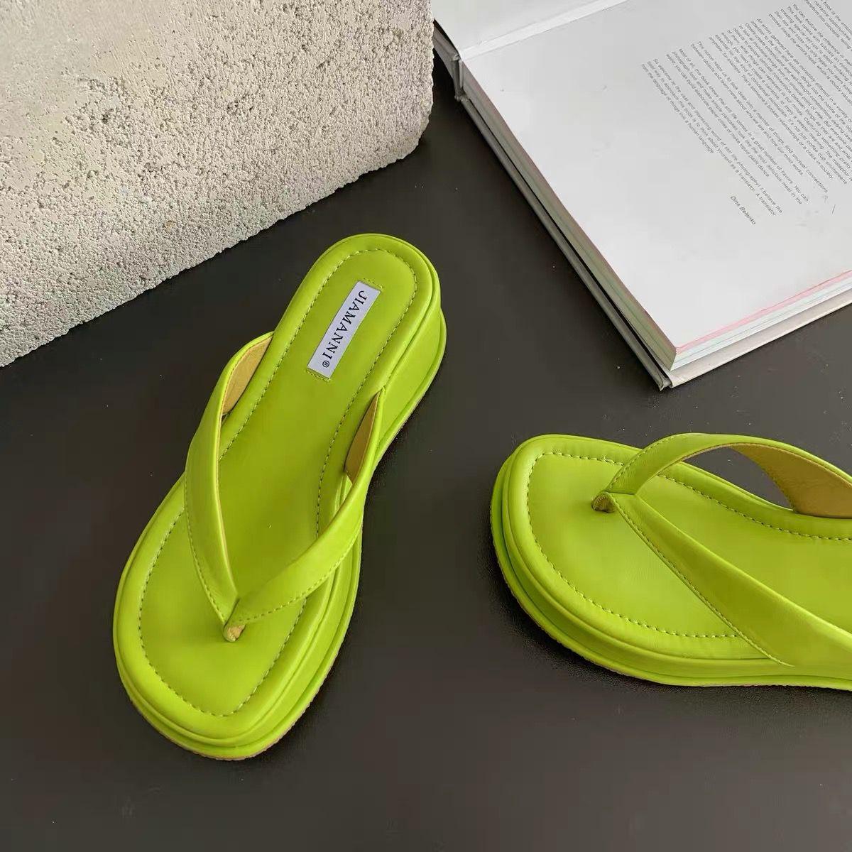 

Женские тапочки с узором «елочка» на толстой подошве для лета 2024 года, новые модные и удобные женские босоножки большого размера на покатом каблуке 39 зелёный