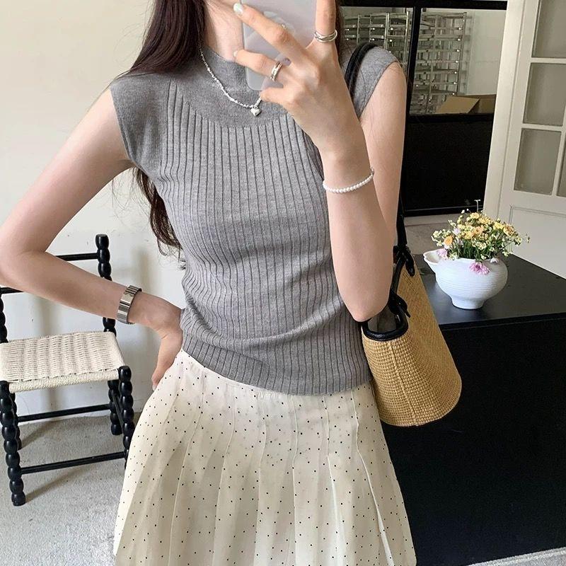 A Simple, Elegant and Fashionable Semi-high Round-neck Knitted Sweater for Women's Early Autumn Short-sleeved, Niche Design Base Layer Top