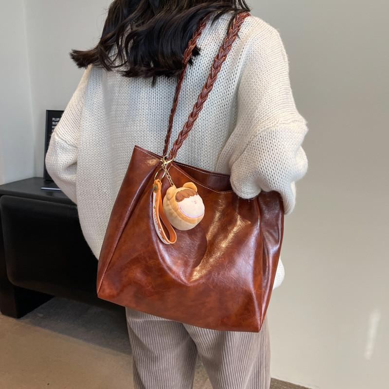 Trendy Fashionable Shoulder Bag For Women In Chic Colors Ideal For Commute And Casual Outings