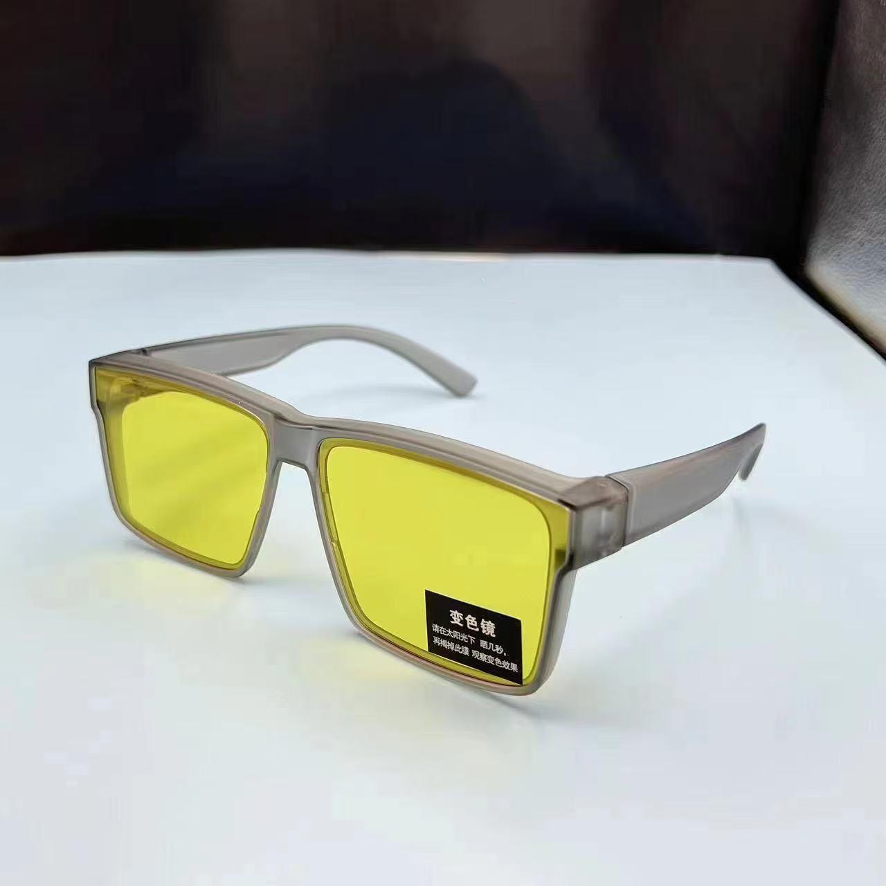 

Ультралегкие Фотохромные Квадратные Очки для Близоруких с Защитой от Синего Света для Модного Велосипеда Ivory Frame Photochromic Lens