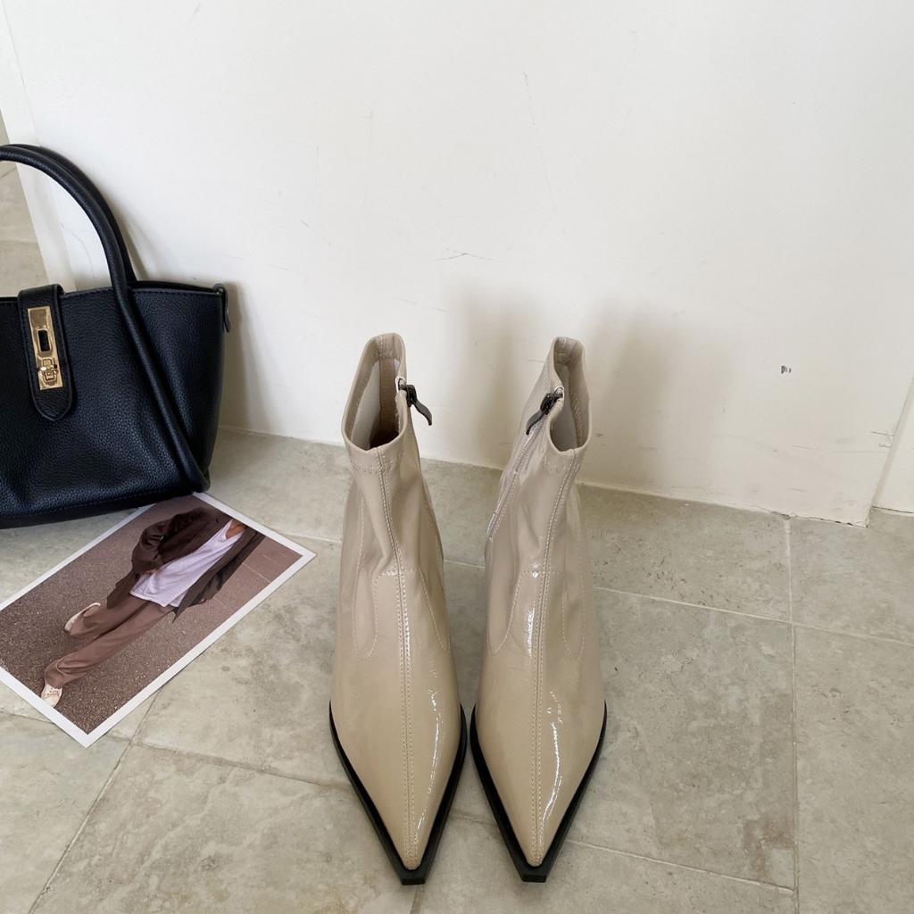 In the autumn and winter of 2025, the new pointed short boots for women show small heels, middle heel, rear zipper, thin boots, and short bare boots.