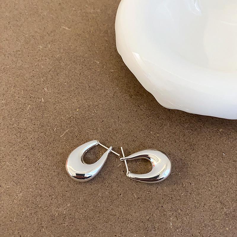 

Retro High-End Metal Earrings: Simple, Versatile, and Stylish for Women