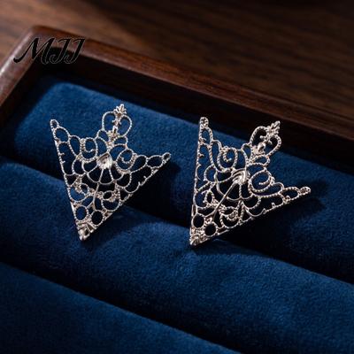 Suit Collar Clip 1 Pair Vintage Shirt Clip, Hollow-Out Decoration Alloy Fixing Triangle Brooch Pin for Men Women Outfit Accessory