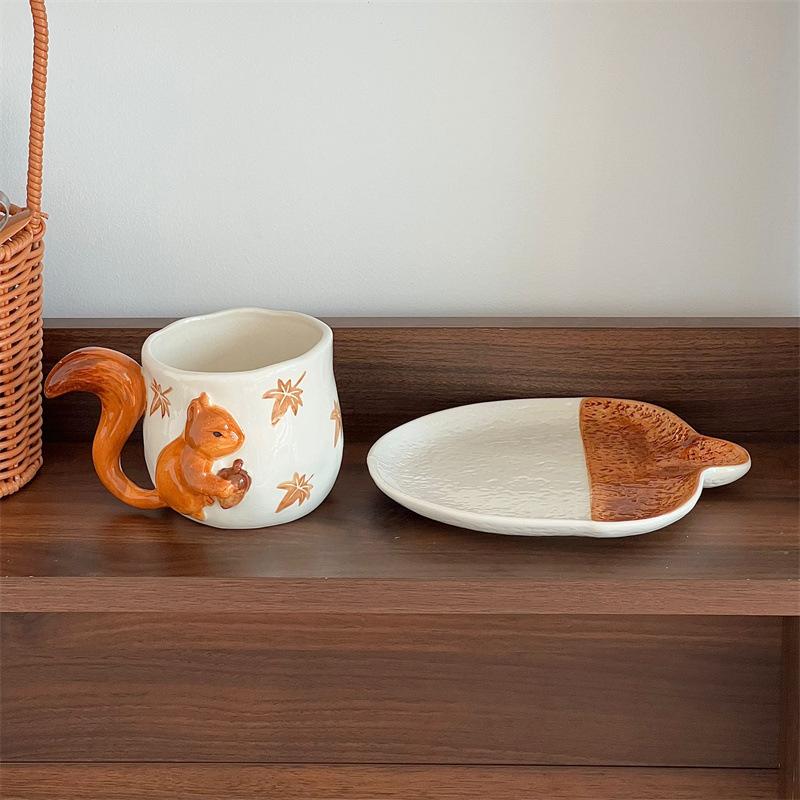 

New Hand molded Three dimensional Squirrel Hand Painted Maple Leaf Home Ceramic Coffee Cups and Saucers with High Creativity and Appearance Level 320ML