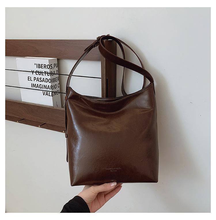 

Retro casual large-capacity shoulder bucket bag for women 2025 spring new simple and fashionable versatile messenger bag for women коричневый