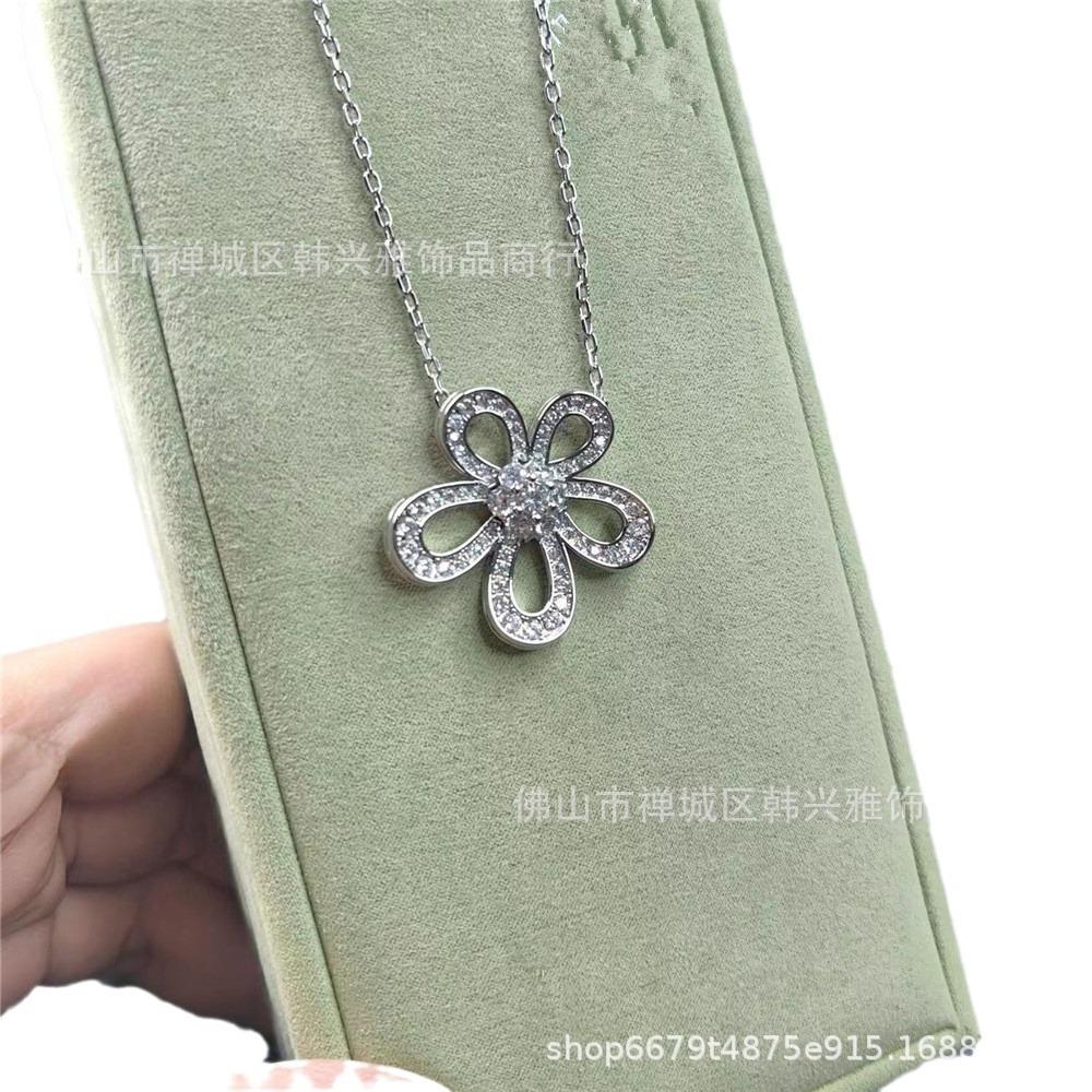 Four-Leaf Clover Sunflower Diamond Pendant Necklace for Women - Elegant Fashion Statement
