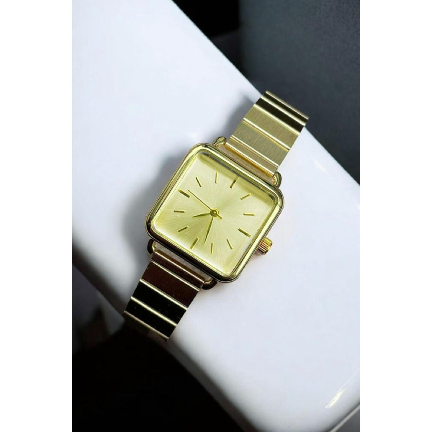 

Наручные часы в специальной коробке золотой