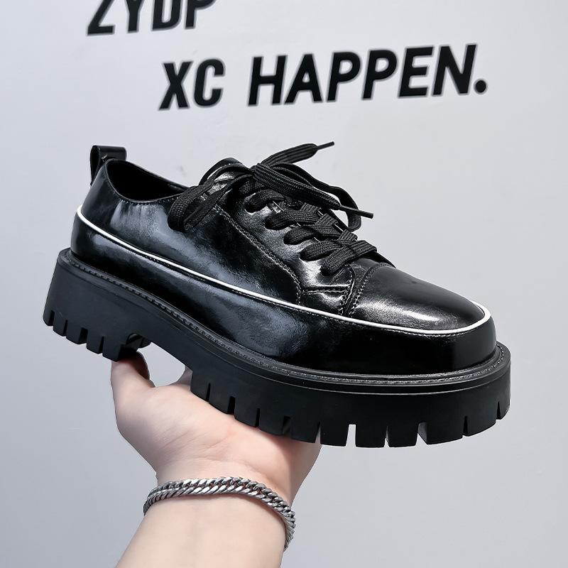 Trendmarke kleine weiße Schuhe Herren 2024 neue trendige Plateau-Freizeit-Board-Schuhe vielseitige höhenverstärkende Slipper 2131-A