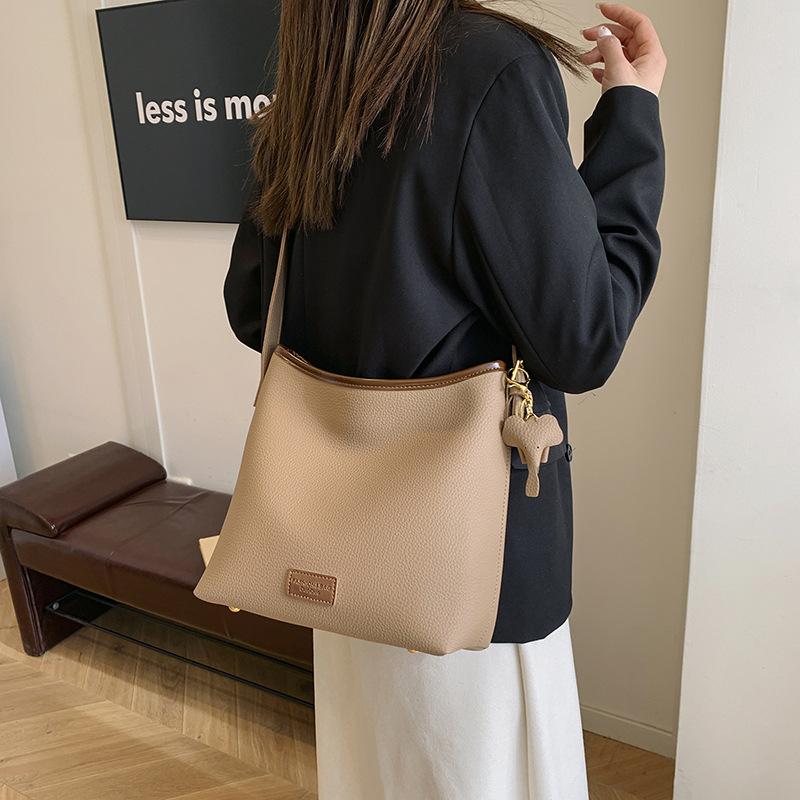Niche design bag women's bag versatile 2025 new trendy large-capacity messenger bag contrasting color shoulder armpit bag