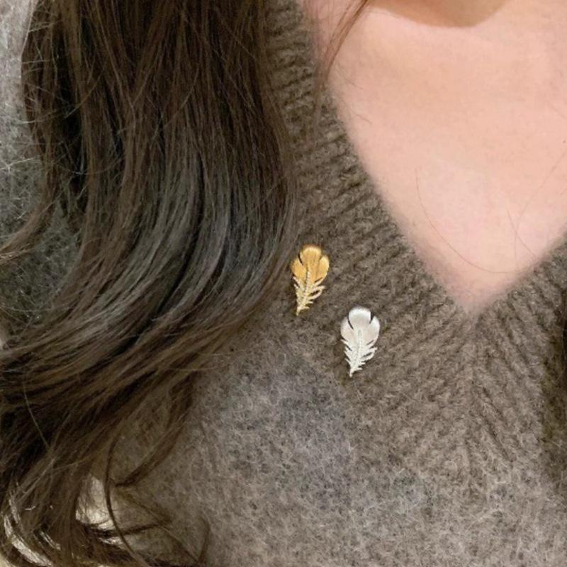 French Retro Rhinestone Feather Brooch: Vintage High-End Style Fashion Accessory