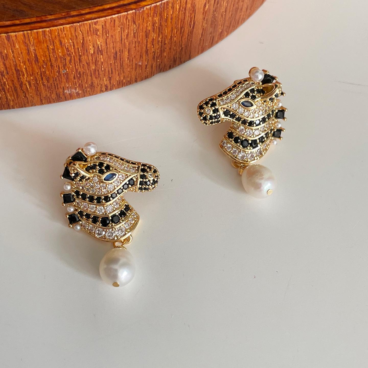 

European Luxury Gold-Plated Brass Zebra Stud Earrings with Diamond Micro-Pave and Pearl Dangle for Women зебра