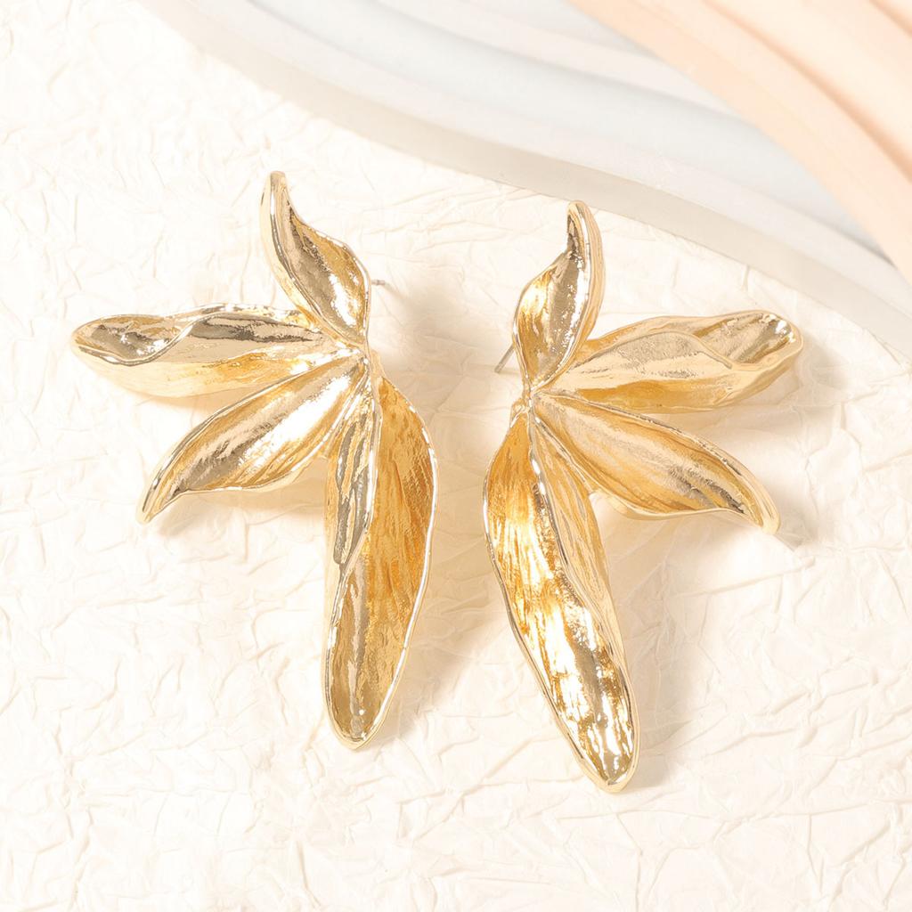 New, personalized retro trend fashionable European and American style alloy vertical strip texture maple leaf stud earrings simple niche