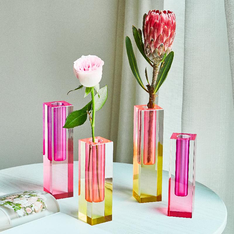 Modernes Design Kleine quadratische Acrylsäulen-Vase für Tischdekoration