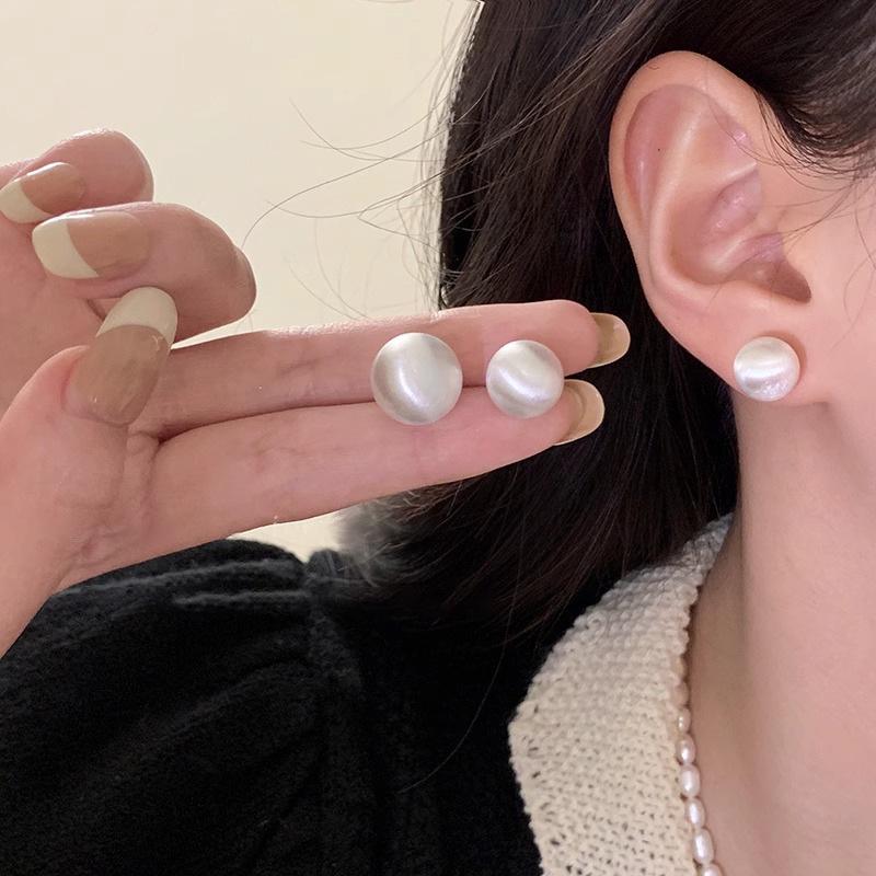 Minimalistische Gebürstete Runde Kugelkopf-Ohrstecker - Nischen-Design für die Herbst-/Wintermode.