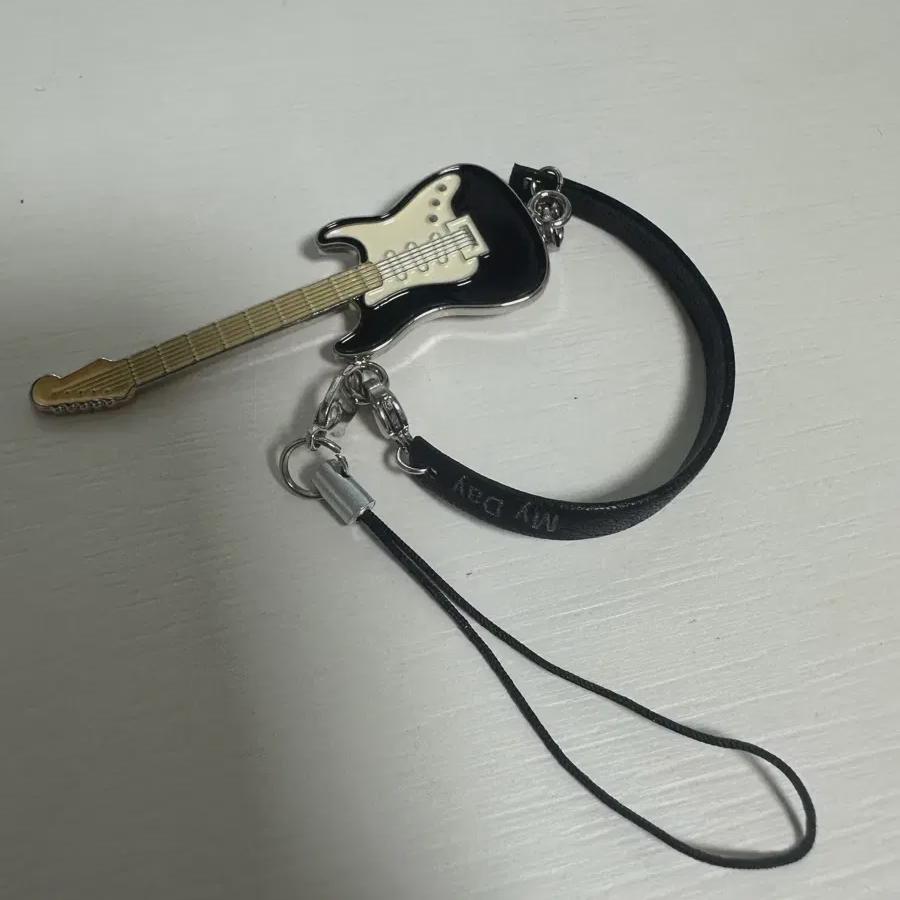 

DAY6 Sungjin Мини гитарный ремень 30 Брелок